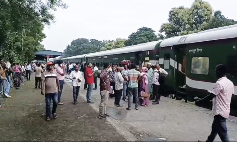 স্টেশনে ট্রেন রেখে নিখোঁজ চালক, ফিরলেন ১ ঘণ্টা পর