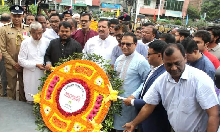 রাজশাহীতে জুলাই স্মৃতিস্তম্ভে পুষ্পস্তবক অর্পণ জুলাই গণঅভ্যুত্থানে শহীদ পরিবার ও আহতদের পাশে থাকবে সরকার : ভূমিমন্ত্রী মিনু   