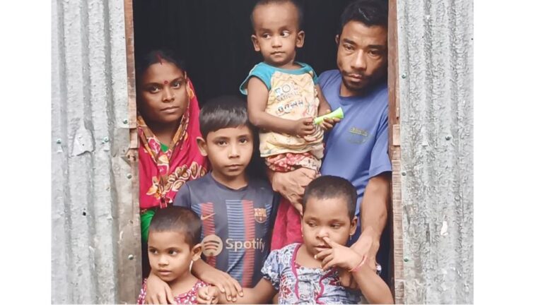 ৮ বছরের শিশুর কাঁধে ৬ সদস্যের পরিবার