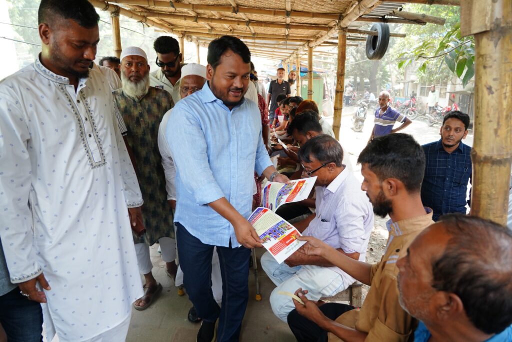নগরীতে ডেঙ্গু প্রতিরোধে জনসচেতনতামূলক লিফলেট বিতরণ করলেন রাসিক প্রশাসক