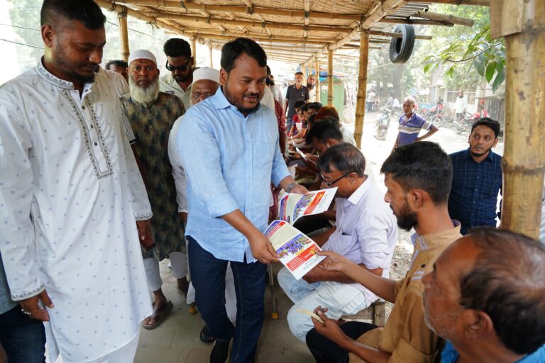 নগরীতে ডেঙ্গু প্রতিরোধে জনসচেতনতামূলক লিফলেট বিতরণ করলেন রাসিক প্রশাসক