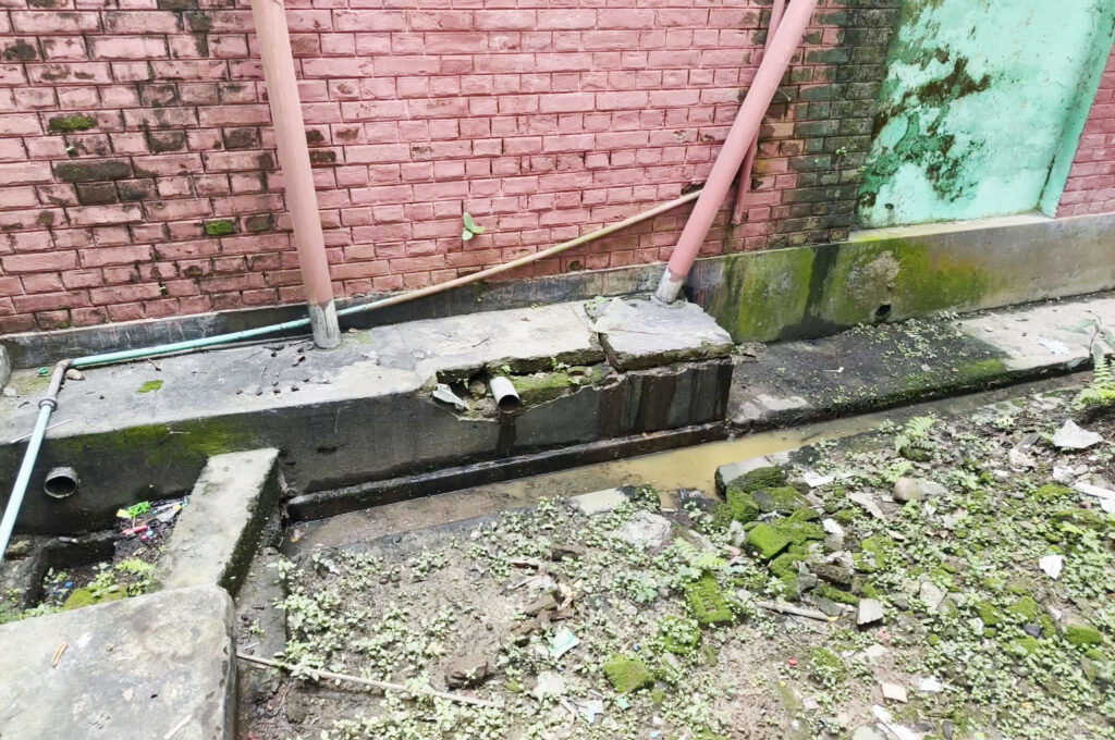 সাপাহার উপজেলা স্বাস্থ্যকেন্দ্রের সংস্কার কাজ ফেলে উধাও ঠিকাদার