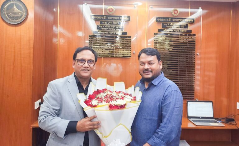 রাসিকের নবনিযুক্ত সচিবকে প্রশাসকের ফুলেল শুভেচ্ছা