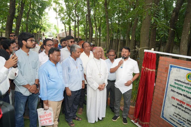 নগরীর ক্যাথলিক গোরস্থানের আরসিসি ড্রেন নির্মাণ কাজের ভিত্তিপ্রস্তর স্থাপন