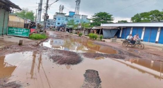 তানোর বায়া সড়কের খানাখন্দ যেন মৃত্যুফাঁদ
