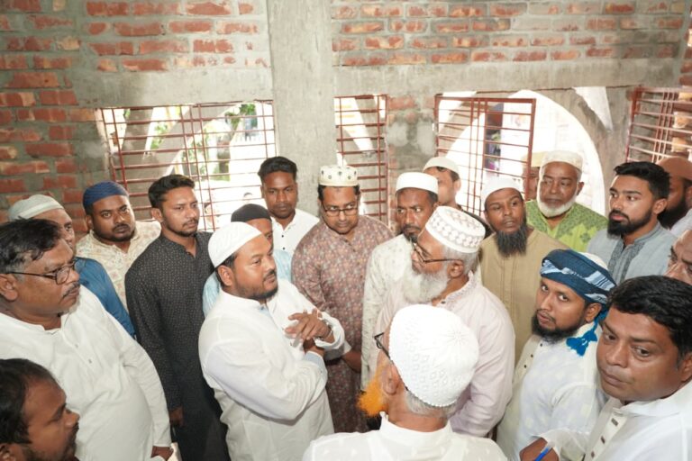মহিষবাথান পূর্বপাড়া মসজিদের চলমান উন্নয়ন কাজ পরিদশনে রাসিক প্রশাসক