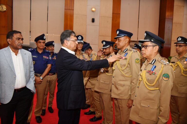 রাষ্ট্রপতির পুলিশ পদক নিলেন  মহানগর পুলিশ কমিশনার