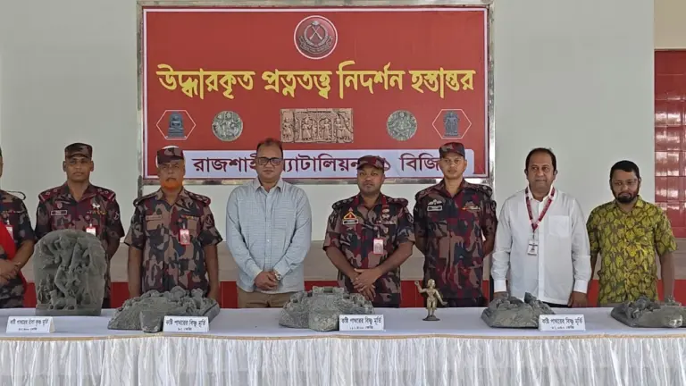 বিজিবির অভিযান রাজশাহীতে উদ্ধার ২৬ কষ্টি পাথরের মুর্তি ও ১ হাজার ৮১৮ মুদ্রা জাদুঘরে হস্তান্তর