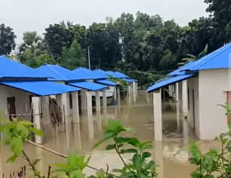 তানোরে রাতের টানা ভারি বর্ষণে ডুবে গেছে গুচ্ছো গ্রামের বাড়িঘর