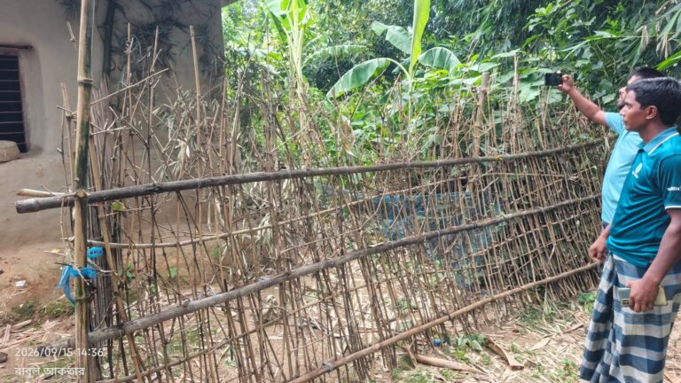 সাপাহারে বাঁশের বেড়া দিয়ে বাড়ি ঘিরে একটি পরিবারকে অবরুদ্ধের অভিযোগ