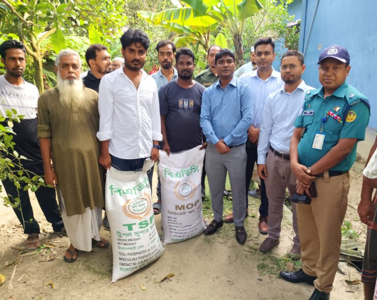 অবৈধ মজুত ঠেকাতে পবায় অভিযান, সরকারি দামে জব্দকৃত সার পেল কৃষকেরা