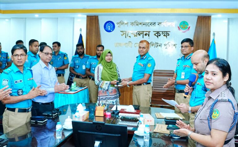 হারানো ১২৫টি মোবাইল উদ্ধার করে মালিকদের কাছে ফিরিয়ে দিল আরএমপি