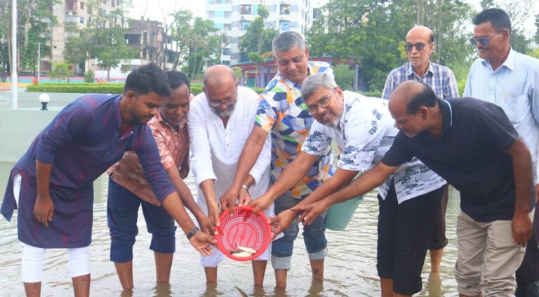 বিএনপির প্রতিষ্ঠাবার্ষিকী উপলক্ষে মাছের পোনা অবমুক্ত করলেন আরডিএ চেয়ারম্যান