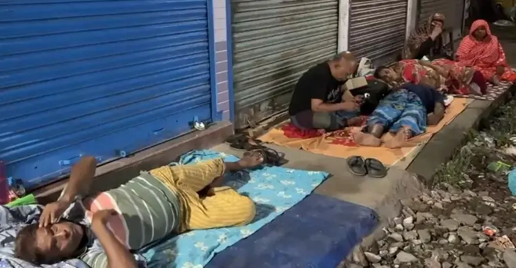 কলকাতায় রাস্তায় রাত কাটাচ্ছেন বাংলাদেশিরা