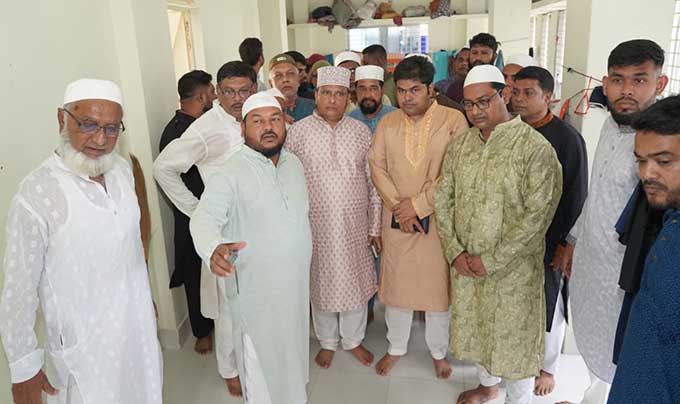 কাজীহাটা পুরাতন জামে মসজিদ  পরিদর্শনে রাসিক প্রশাসক