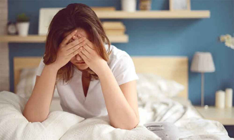 ঘুমানোর আগে ফোন দেখার অভ্যাস ছাড়বেন যেভাবে