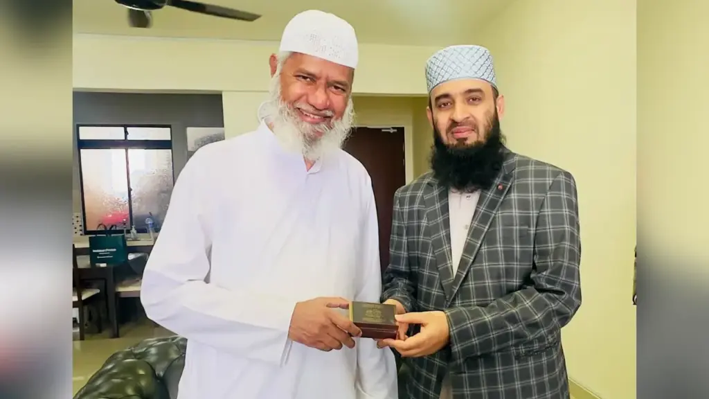 জাকির নায়েকের সঙ্গে আজহারির সাক্ষাৎ, উপহার পেলেন ‘বিশেষ আতর’