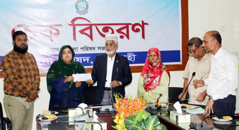জেলা পরিষদের আর্থিক সহায়তার চেক বিতরণ