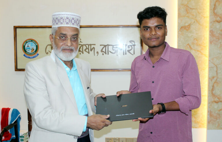 মেধাবী শিক্ষার্থীর হাতে ল্যাপটপ তুলে দিলেন