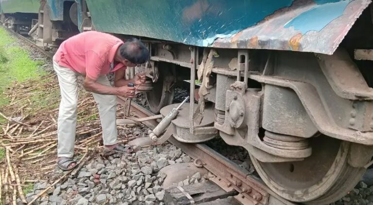 ঢালারচর এক্সপ্রেস লাইনচ্যুতলাইনচ্যুত তিন ঘণ্টা পর রাজশাহীর সাথে সারাদেশের সাথে রেল যোগাযোগ স্বাভাবিক