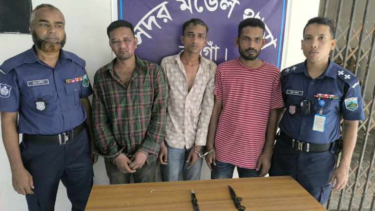 নওগাঁ শহরে দিনদুপুরে রিকশাযাত্রী নারীর দুল ছিনতাইয়ের চেষ্টা, গ্রেপ্তার ৩