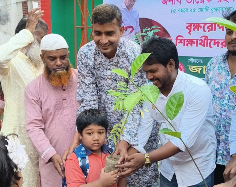 নগরীতে যুবদলের উদ্যোগে বৃক্ষরোপণ ও বিতরণ
