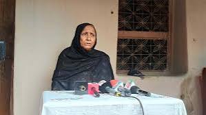 নিয়ামতপুরে ছেলের বিরুদ্ধে গলায় ছুরি ধরে মাকে হত্যা চেষ্টার  অভিযোগ