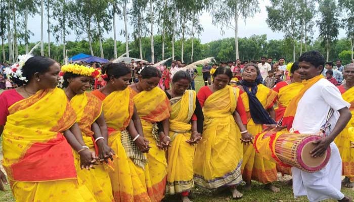 নিয়ামতপুরে মাদলের তালে আর নৃত্যের ছন্দে কারাম উৎসব