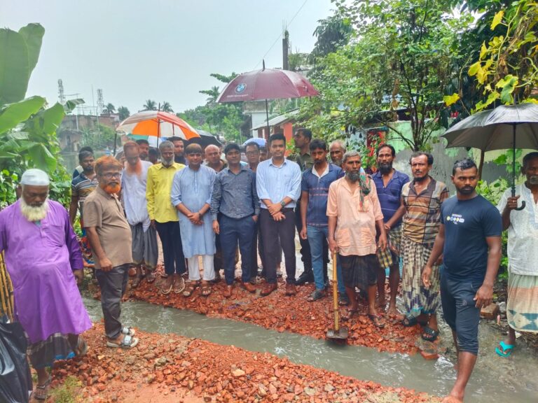 পবায় ইউএনও’র উদ্যোগে কাটল পানিবন্দি মানুষের দীর্ঘ ২২ বছরের দুর্ভোগ