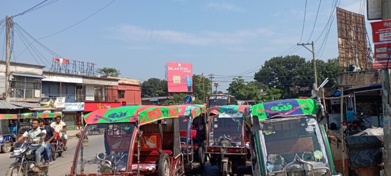 পুঠিয়ায় অটোর দাপট, আবাসি মিটারে চার্জিংয়ের অভিযোগ