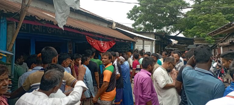পুঠিয়ায় সারের দাবিতে মহাসড়ক অবরোধ করে কৃষকদের বিক্ষোভ