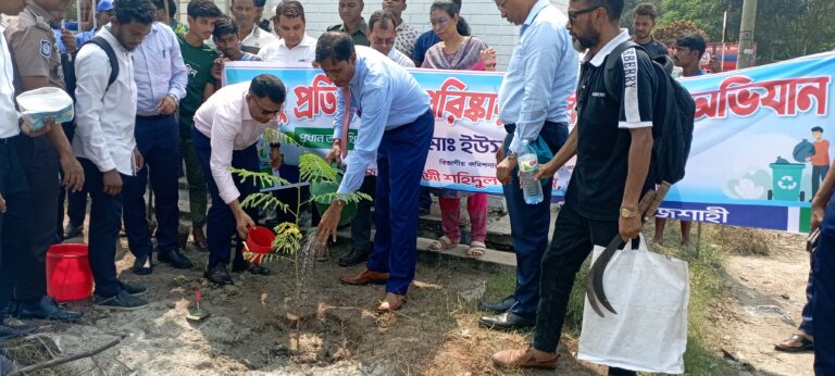 পুঠিয়ায় পরিচ্ছন্নতা  বৃক্ষরোপণ কর্মসূচী