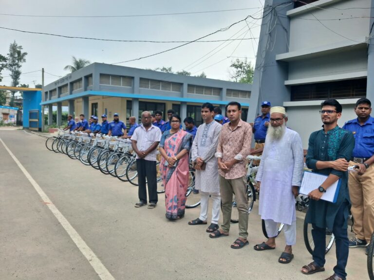 সাপাহারে ৫৫ জন গ্রাম পুলিশ পেলেন সরকারি বাইসাইকেল