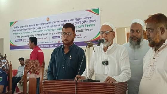 পোরশায় ক্ষুদ্র নৃ-গোষ্ঠীর মাঝে চেক বিতরণ