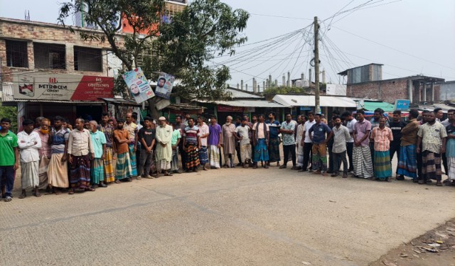 পোরশায় মামলা প্রত্যাহারের দাবিতে সড়ক অবরোধ