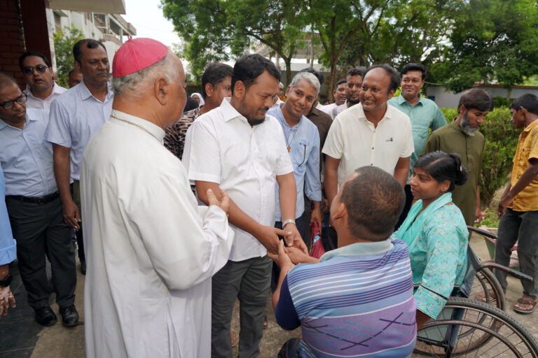 প্রতিবন্ধীদের প্রতিষ্ঠান স্নেহনীড় পরিদর্শনে রাসিক প্রশাসক