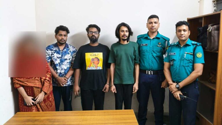 প্রেমের ফাঁদে ফেলে রাবির সাবেক শিক্ষার্থীকে জিম্মি, নারীসহ গ্রেপ্তার ৪
