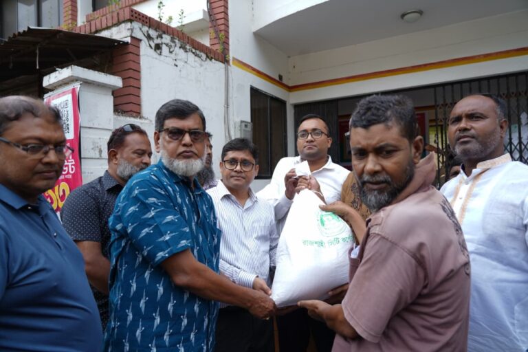নগরীতে বন্যার্তদের ত্রাণ সামগ্রী বিতরণ