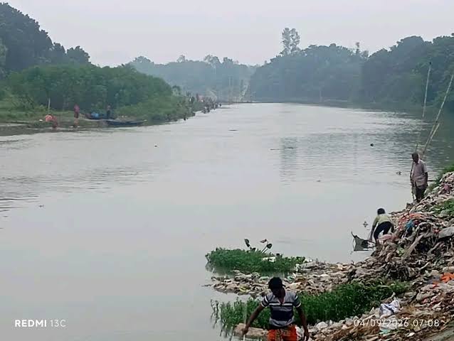 বাগমারায় বারনই নদীতে অবৈধ সূতি জালের বাঁধ নির্মাণের অভিযোগে ভ্রমণ আদালত