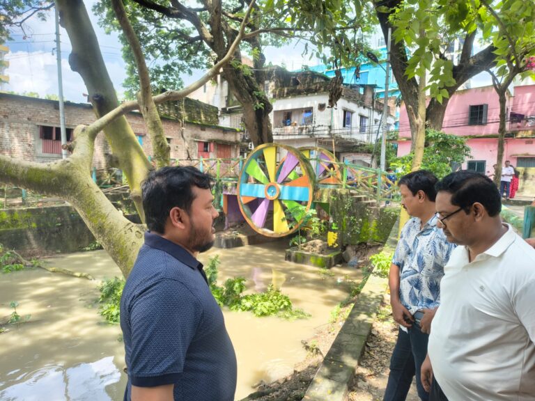 মন্নুজান স্কুলের সামনের ফুটওভার ব্রিজে পরিদর্শনে রাসিক প্রশাসক
