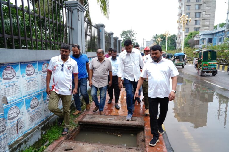 ড্রেনের ময়লা আবর্জনা  অপসারণ কার্যক্রম পরিদর্শনে রাসিক প্রশাসক