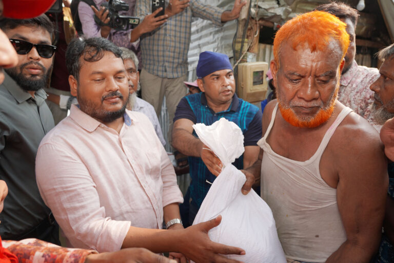 বন্যার্তদের পাশে রাসিক প্রশাসক