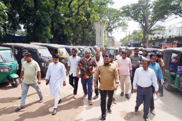 নগরীর রেলগেটে নির্মাণাধীন ফ্লাইওভার পরিদর্শন জনদুর্ভোগ লাঘবে দ্রুত সড়কের খানাখন্দ মেরামতের নির্দেশ