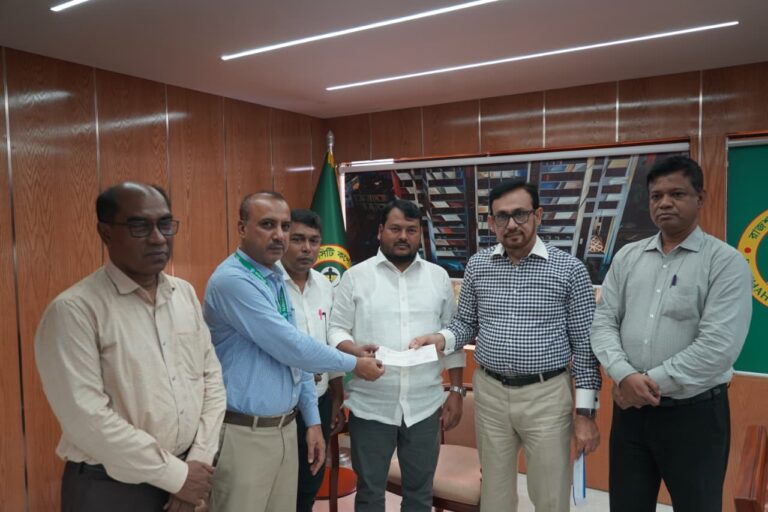 রাসিককে পৌর করের চেক হস্তান্তর করেছে রাকাব