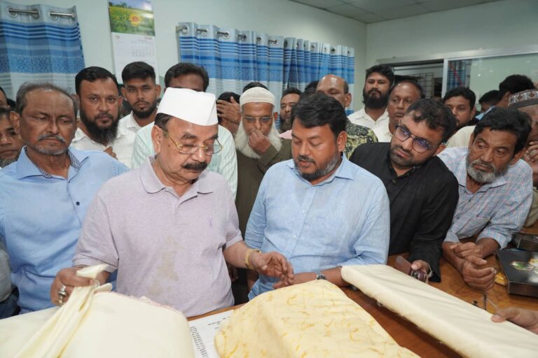 রাজশাহী রেশম কারখানা পরিদর্শনে গয়েশ্বর চন্দ্র রায়