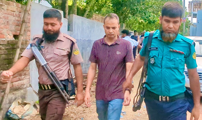 নগরীতে নারীসহ ফ্ল্যাটে সাবেক ওসি, ধরিয়ে দিলেন ‘ষষ্ঠ স্ত্রী’