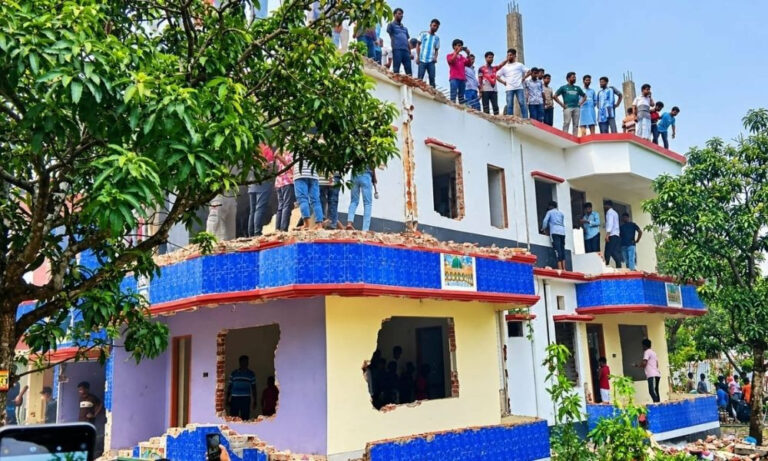 শিশু কলিকে ধর্ষণ ও হত্যায় অভিযুক্তের বাড়ি গুঁড়িয়ে দিল বিক্ষুব্ধ জনতা
