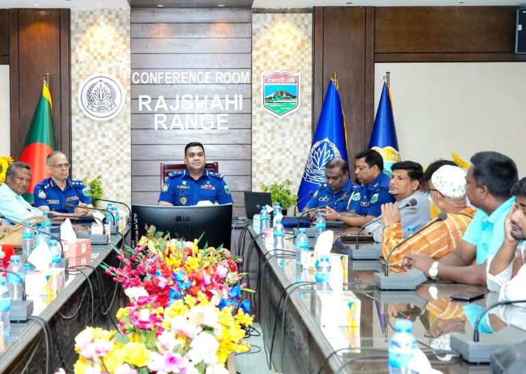 সাংবাদিকদের সঙ্গে রাজশাহী রেঞ্জ ডিআইজির মতবিনিময় মাদক, সন্ত্রাস ও চাঁদাবাজদের কোনো ছাড় দেওয়া হবেনা: ডিআইজি