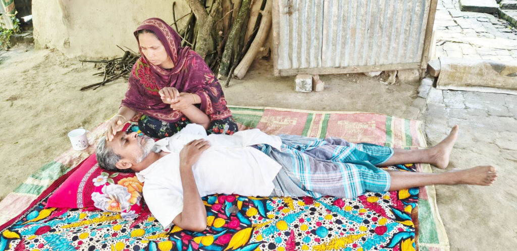 গোমস্তাপুরের ক্যান্সারে আক্রান্ত মুজিব বাঁচতে চায়, সাহায্যের আকুতি
