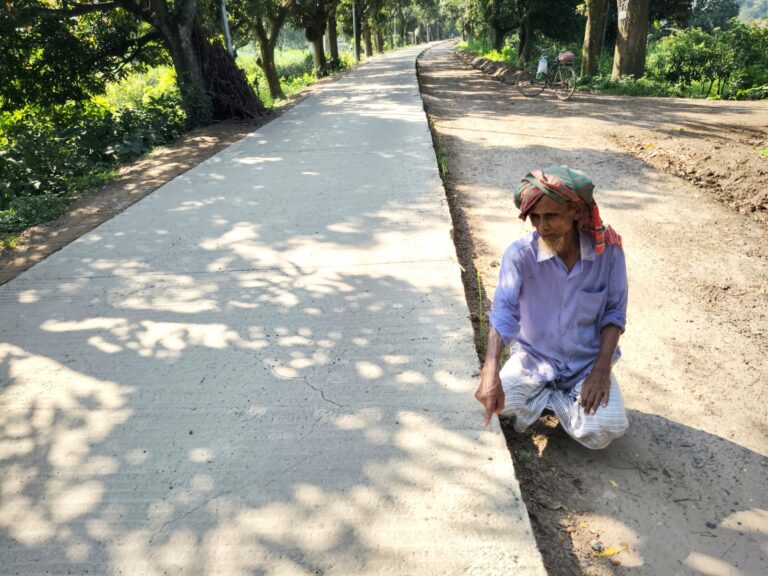 এলজিইডি বলছে মাটির সমস্যা পবা-তানোর সড়কে ১৪ কোটি টাকার সড়কে ঢালাইয়ের পরই ফাটল, মান নিয়ে প্রশ্ন